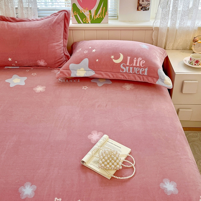 91家纺网 家纺一手货源 找家纺 富馨莱 2025新款牛奶绒印花床笠240克面料支持一件定制尺寸 星光闪闪