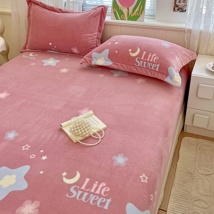 91家纺网 家纺一手货源 找家纺 富馨莱 2025新款牛奶绒印花床笠240克面料支持一件定制尺寸 星光闪闪