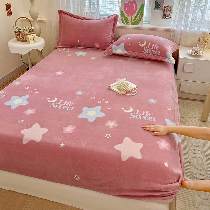 91家纺网 家纺一手货源 找家纺 富馨莱 2025新款牛奶绒印花床笠240克面料支持一件定制尺寸 星光闪闪