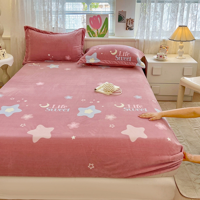 91家纺网 家纺一手货源 找家纺 富馨莱 2025新款牛奶绒印花床笠240克面料支持一件定制尺寸 星光闪闪