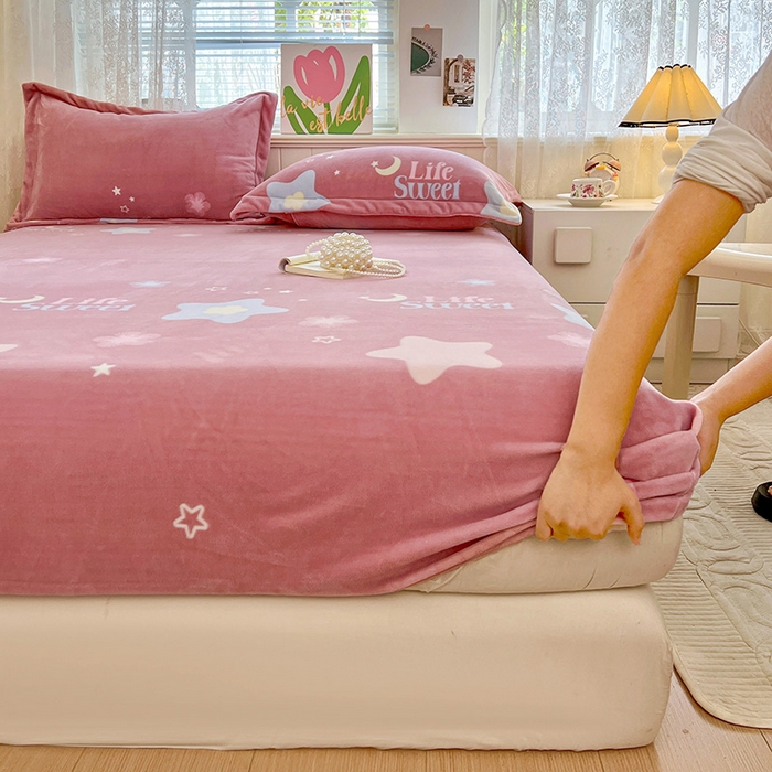 91家纺网 家纺一手货源 找家纺 富馨莱 2025新款牛奶绒印花床笠240克面料支持一件定制尺寸 星光闪闪