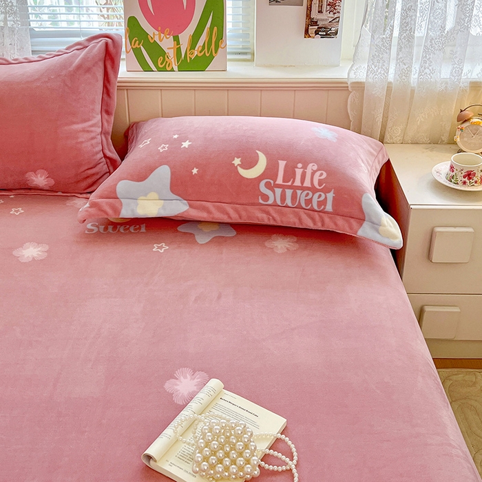 91家纺网 家纺一手货源 找家纺 富馨莱 2025新款牛奶绒印花床笠240克面料支持一件定制尺寸 星光闪闪