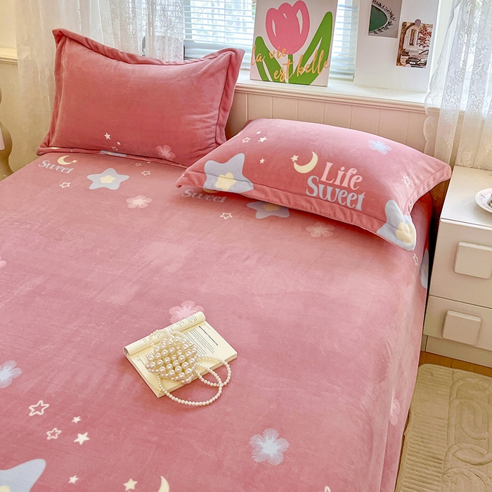 91家纺网 家纺一手货源 找家纺 富馨莱 2025新款牛奶绒印花床笠240克面料支持一件定制尺寸 星光闪闪