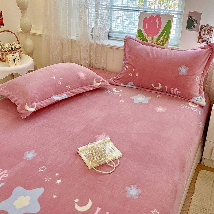 91家纺网 家纺一手货源 找家纺 富馨莱 2025新款牛奶绒印花床笠240克面料支持一件定制尺寸 星光闪闪