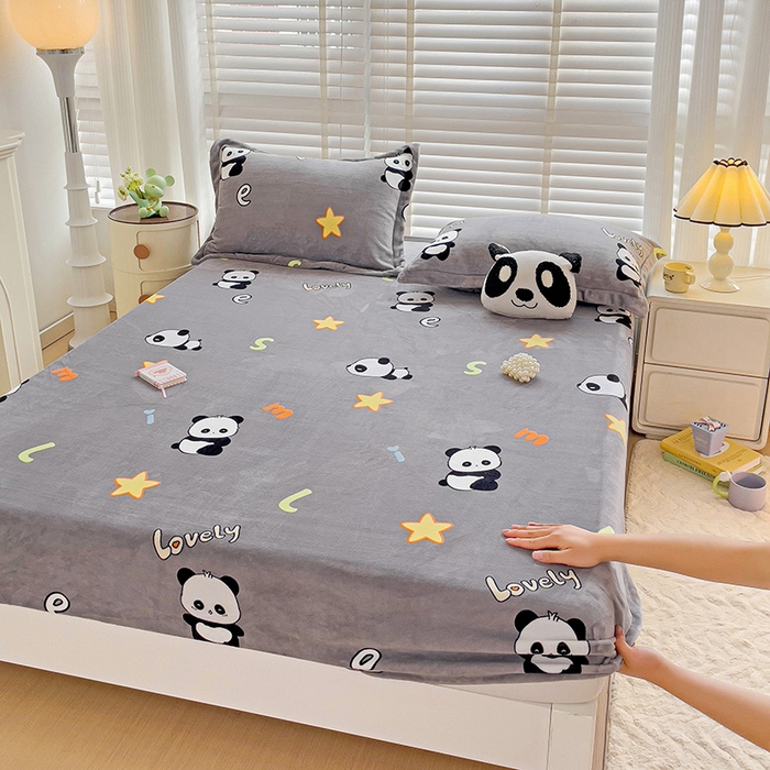 91家纺网 家纺一手货源 找家纺 富馨莱 2025新款牛奶绒印花床笠240克面料支持一件定制尺寸 熊猫-灰