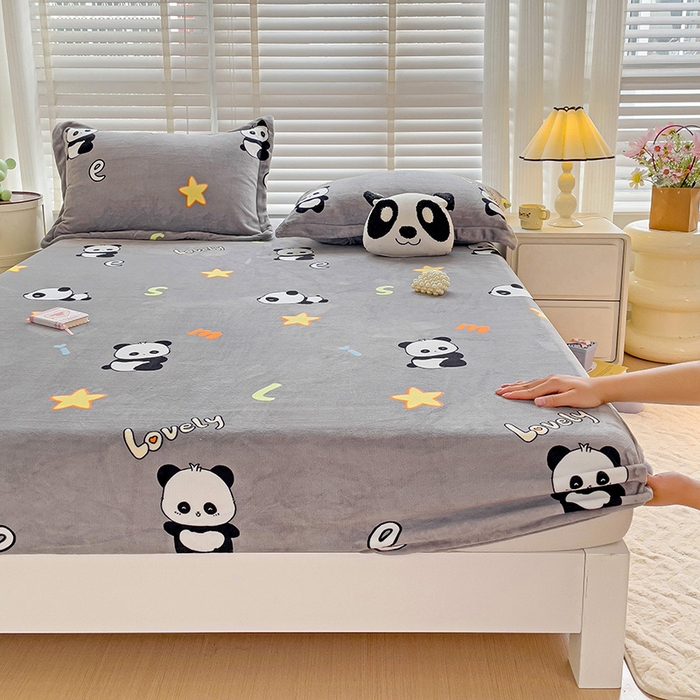 91家纺网 家纺一手货源 找家纺 富馨莱 2025新款牛奶绒印花床笠240克面料支持一件定制尺寸 熊猫-灰