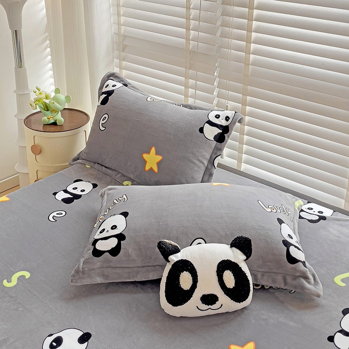 91家纺网 家纺一手货源 找家纺 富馨莱 2025新款牛奶绒印花床笠240克面料支持一件定制尺寸 熊猫-灰