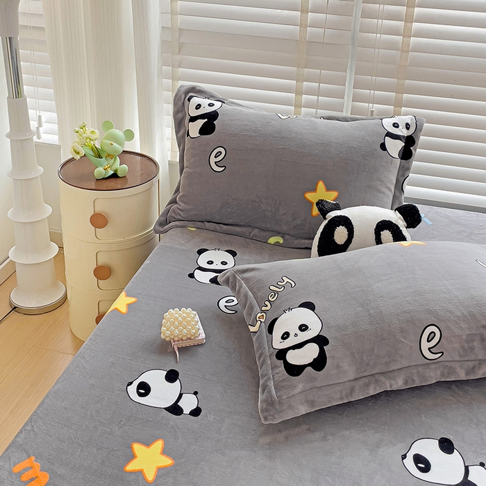 91家纺网 家纺一手货源 找家纺 富馨莱 2025新款牛奶绒印花床笠240克面料支持一件定制尺寸 熊猫-灰