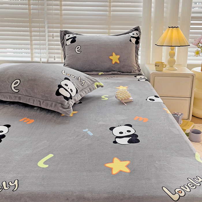 91家纺网 家纺一手货源 找家纺 富馨莱 2025新款牛奶绒印花床笠240克面料支持一件定制尺寸 熊猫-灰