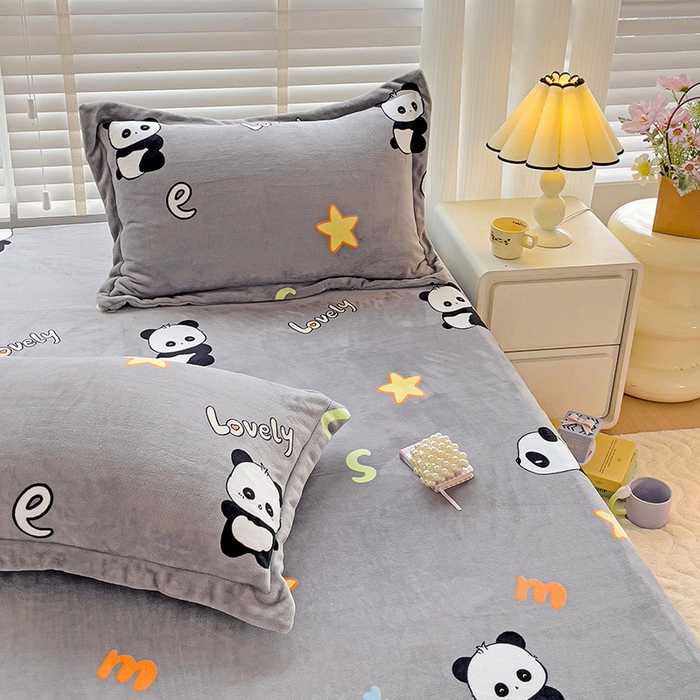 91家纺网 家纺一手货源 找家纺 富馨莱 2025新款牛奶绒印花床笠240克面料支持一件定制尺寸 熊猫-灰