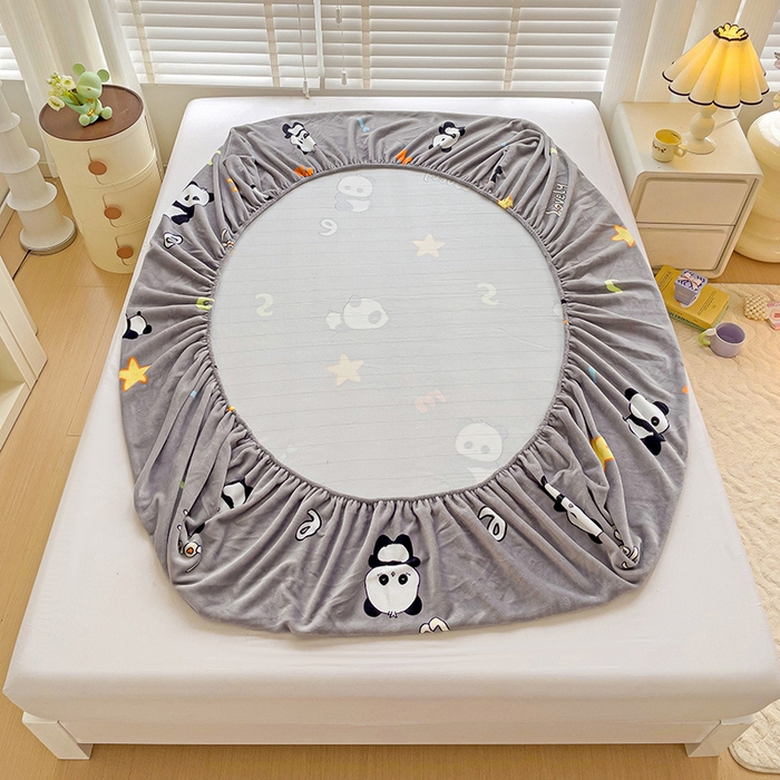 91家纺网 家纺一手货源 找家纺 富馨莱 2025新款牛奶绒印花床笠240克面料支持一件定制尺寸 熊猫-灰