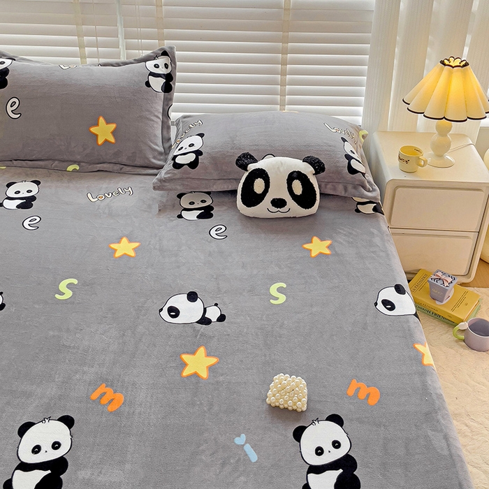 91家纺网 家纺一手货源 找家纺 富馨莱 2025新款牛奶绒印花床笠240克面料支持一件定制尺寸 熊猫-灰