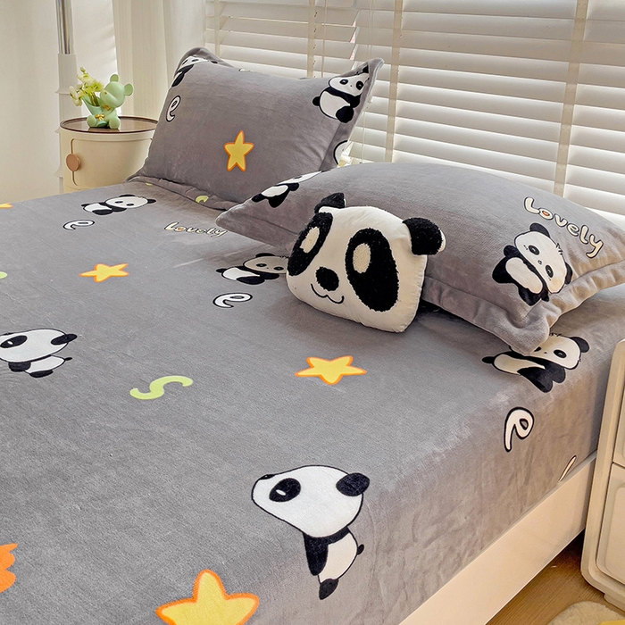 91家纺网 家纺一手货源 找家纺 富馨莱 2025新款牛奶绒印花床笠240克面料支持一件定制尺寸 熊猫-灰