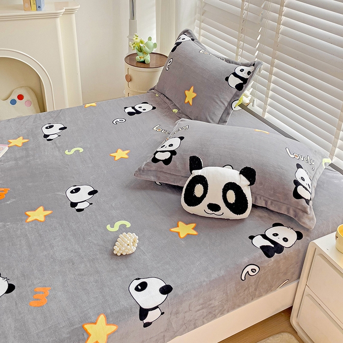 91家纺网 家纺一手货源 找家纺 富馨莱 2025新款牛奶绒印花床笠240克面料支持一件定制尺寸 熊猫-灰