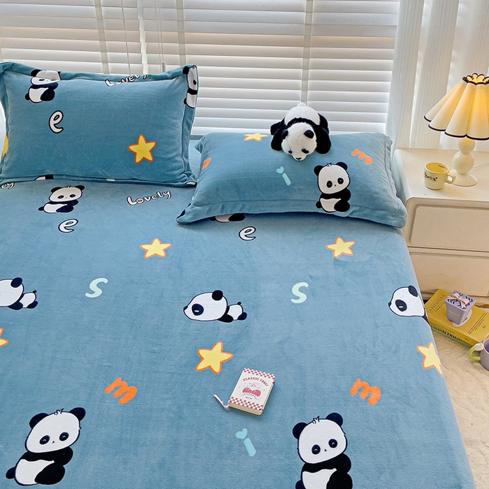 91家纺网 家纺一手货源 找家纺 富馨莱 2025新款牛奶绒印花床笠240克面料支持一件定制尺寸 熊猫-蓝