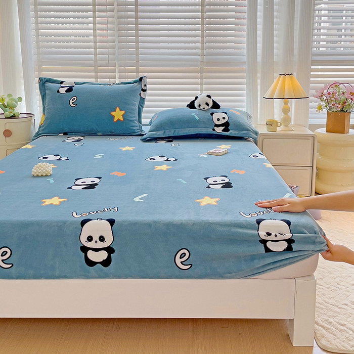 91家纺网 家纺一手货源 找家纺 富馨莱 2025新款牛奶绒印花床笠240克面料支持一件定制尺寸 熊猫-蓝