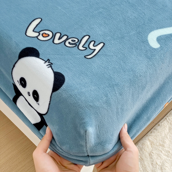 91家纺网 家纺一手货源 找家纺 富馨莱 2025新款牛奶绒印花床笠240克面料支持一件定制尺寸 熊猫-蓝