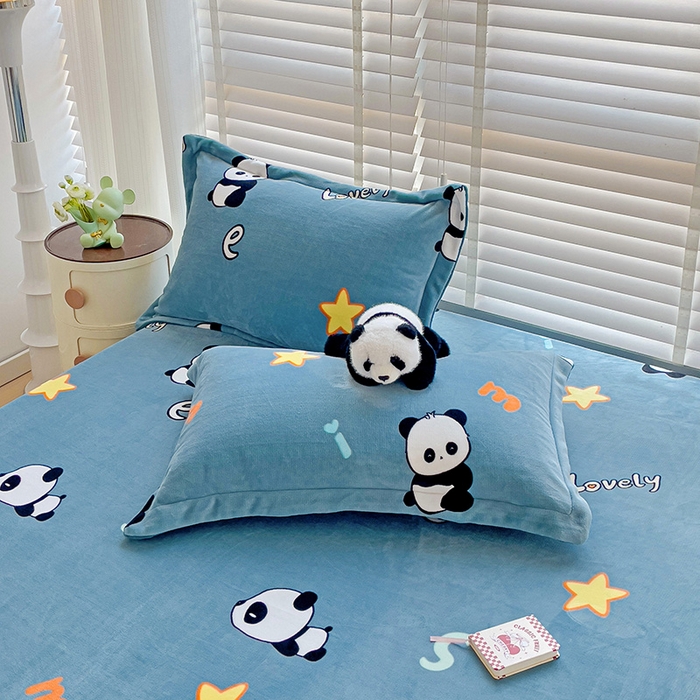 91家纺网 家纺一手货源 找家纺 富馨莱 2025新款牛奶绒印花床笠240克面料支持一件定制尺寸 熊猫-蓝