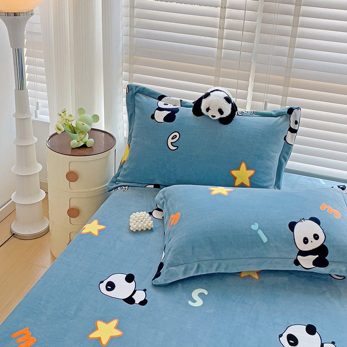 91家纺网 家纺一手货源 找家纺 富馨莱 2025新款牛奶绒印花床笠240克面料支持一件定制尺寸 熊猫-蓝