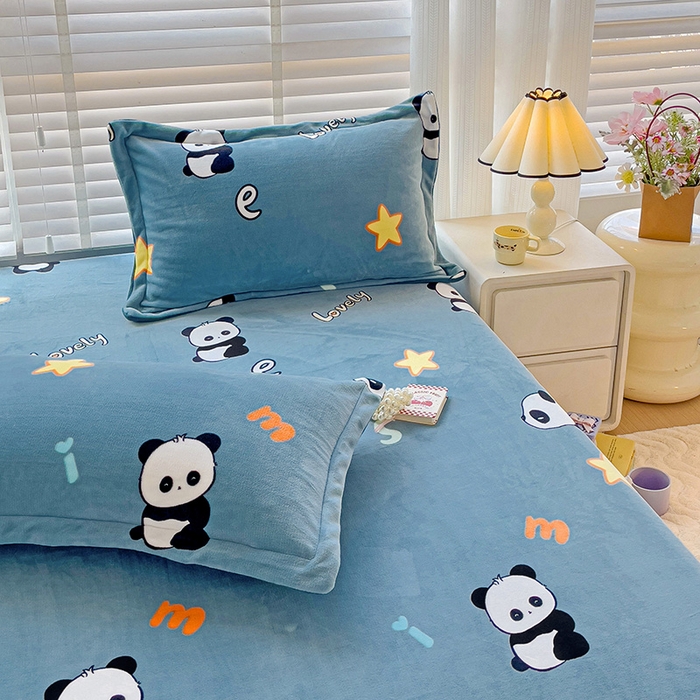 91家纺网 家纺一手货源 找家纺 富馨莱 2025新款牛奶绒印花床笠240克面料支持一件定制尺寸 熊猫-蓝