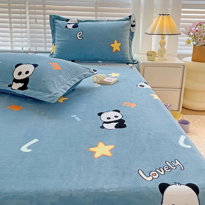 91家纺网 家纺一手货源 找家纺 富馨莱 2025新款牛奶绒印花床笠240克面料支持一件定制尺寸 熊猫-蓝