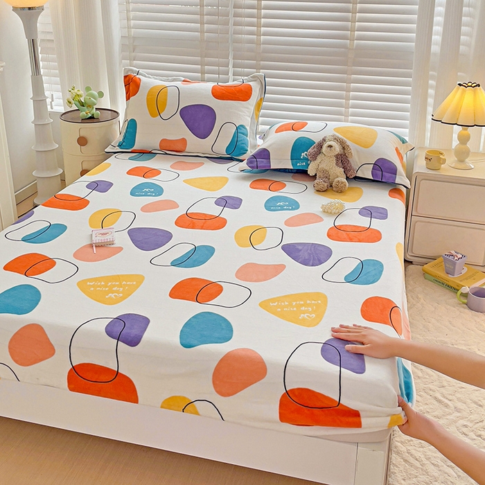 91家纺网 家纺一手货源 找家纺 富馨莱 2025新款牛奶绒印花床笠240克面料支持一件定制尺寸 雨花石