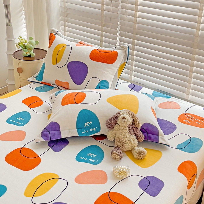 91家纺网 家纺一手货源 找家纺 富馨莱 2025新款牛奶绒印花床笠240克面料支持一件定制尺寸 雨花石