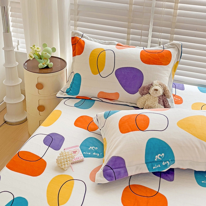 91家纺网 家纺一手货源 找家纺 富馨莱 2025新款牛奶绒印花床笠240克面料支持一件定制尺寸 雨花石