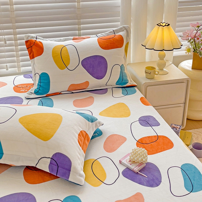 91家纺网 家纺一手货源 找家纺 富馨莱 2025新款牛奶绒印花床笠240克面料支持一件定制尺寸 雨花石