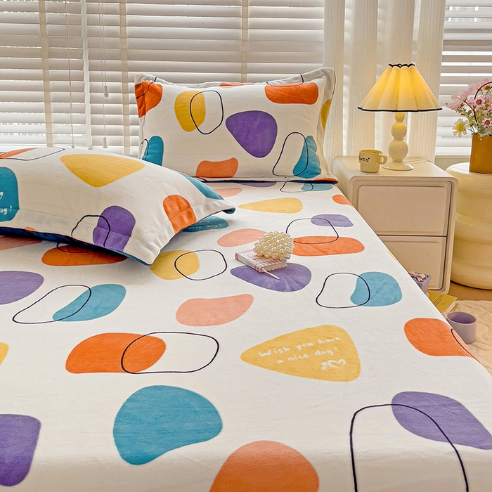 91家纺网 家纺一手货源 找家纺 富馨莱 2025新款牛奶绒印花床笠240克面料支持一件定制尺寸 雨花石