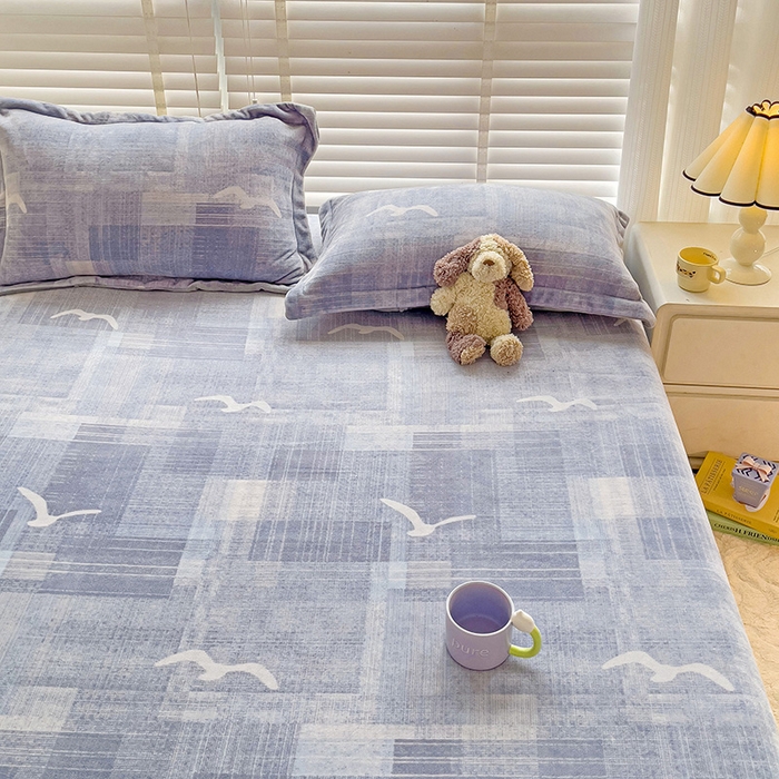 91家纺网 家纺一手货源 找家纺 富馨莱 2025新款牛奶绒印花床笠240克面料支持一件定制尺寸 自由飞翔