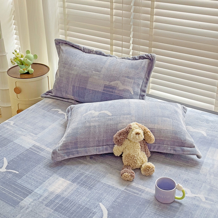 91家纺网 家纺一手货源 找家纺 富馨莱 2025新款牛奶绒印花床笠240克面料支持一件定制尺寸 自由飞翔