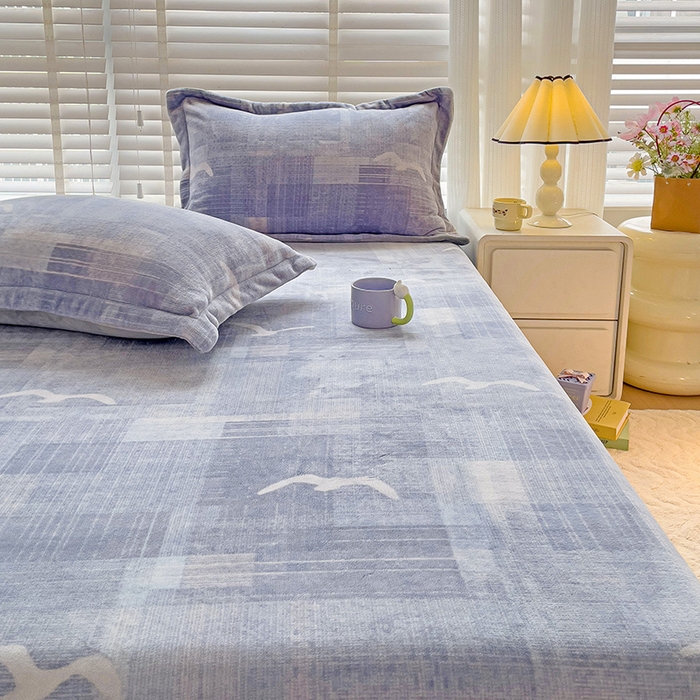 91家纺网 家纺一手货源 找家纺 富馨莱 2025新款牛奶绒印花床笠240克面料支持一件定制尺寸 自由飞翔