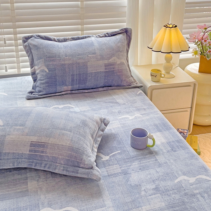 91家纺网 家纺一手货源 找家纺 富馨莱 2025新款牛奶绒印花床笠240克面料支持一件定制尺寸 自由飞翔