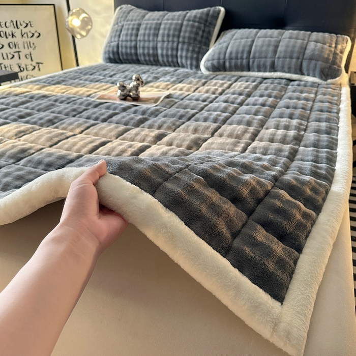 91家纺网 家纺一手货源 找家纺 梵朴 2025新款牛奶绒泡泡兔毛绒床垫学生宿舍床褥子-纯色系列大床图 夜空灰