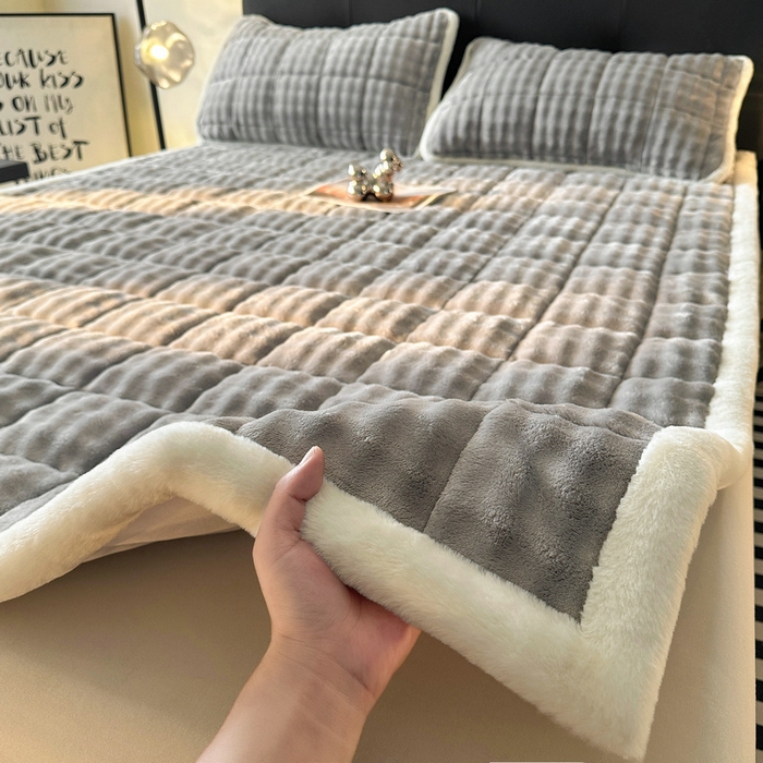 91家纺网 家纺一手货源 找家纺 梵朴 2025新款牛奶绒泡泡兔毛绒床垫学生宿舍床褥子-纯色系列大床图 气质灰