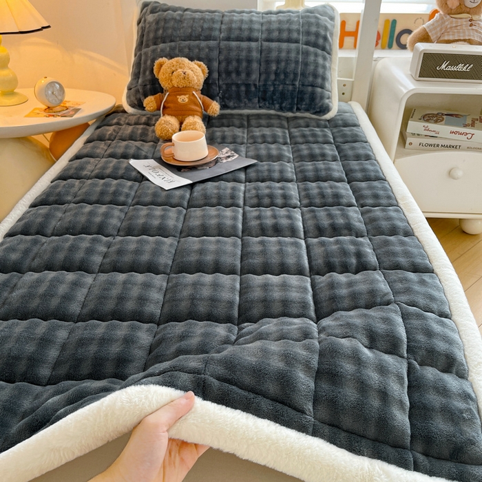 91家纺网 家纺一手货源 找家纺 梵朴 2025新款牛奶绒泡泡兔毛绒床垫学生宿舍床褥子-纯色系列学生图 牛奶绒泡泡-夜空灰