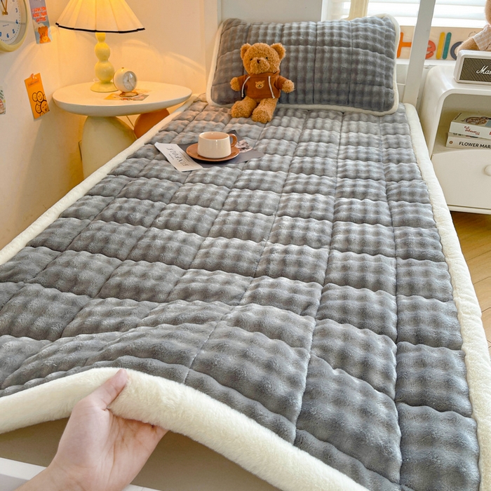 91家纺网 家纺一手货源 找家纺 梵朴 2025新款牛奶绒泡泡兔毛绒床垫学生宿舍床褥子-纯色系列学生图 牛奶绒泡泡-气质灰