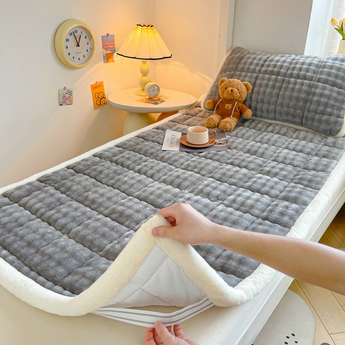 91家纺网 家纺一手货源 找家纺 梵朴 2025新款牛奶绒泡泡兔毛绒床垫学生宿舍床褥子-纯色系列学生图 牛奶绒泡泡-气质灰
