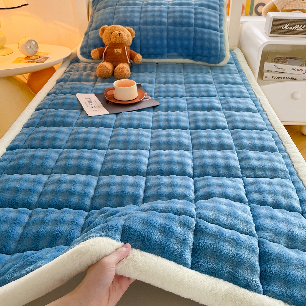 91家纺网 家纺一手货源 找家纺 （总）梵朴 2025新款牛奶绒泡泡兔毛绒床垫学生宿舍床褥子-纯色系列学生图