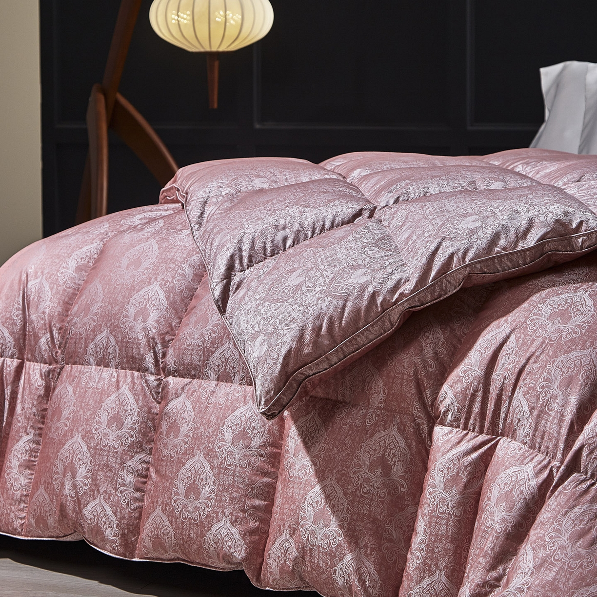 91家纺网 家纺一手货源 找家纺 暖羽屋羽绒馆 2025新款莫代尔95白鹅绒羽绒被芯   绒子含量95  冬被双人被子加厚 玫瑰物语 B面效果