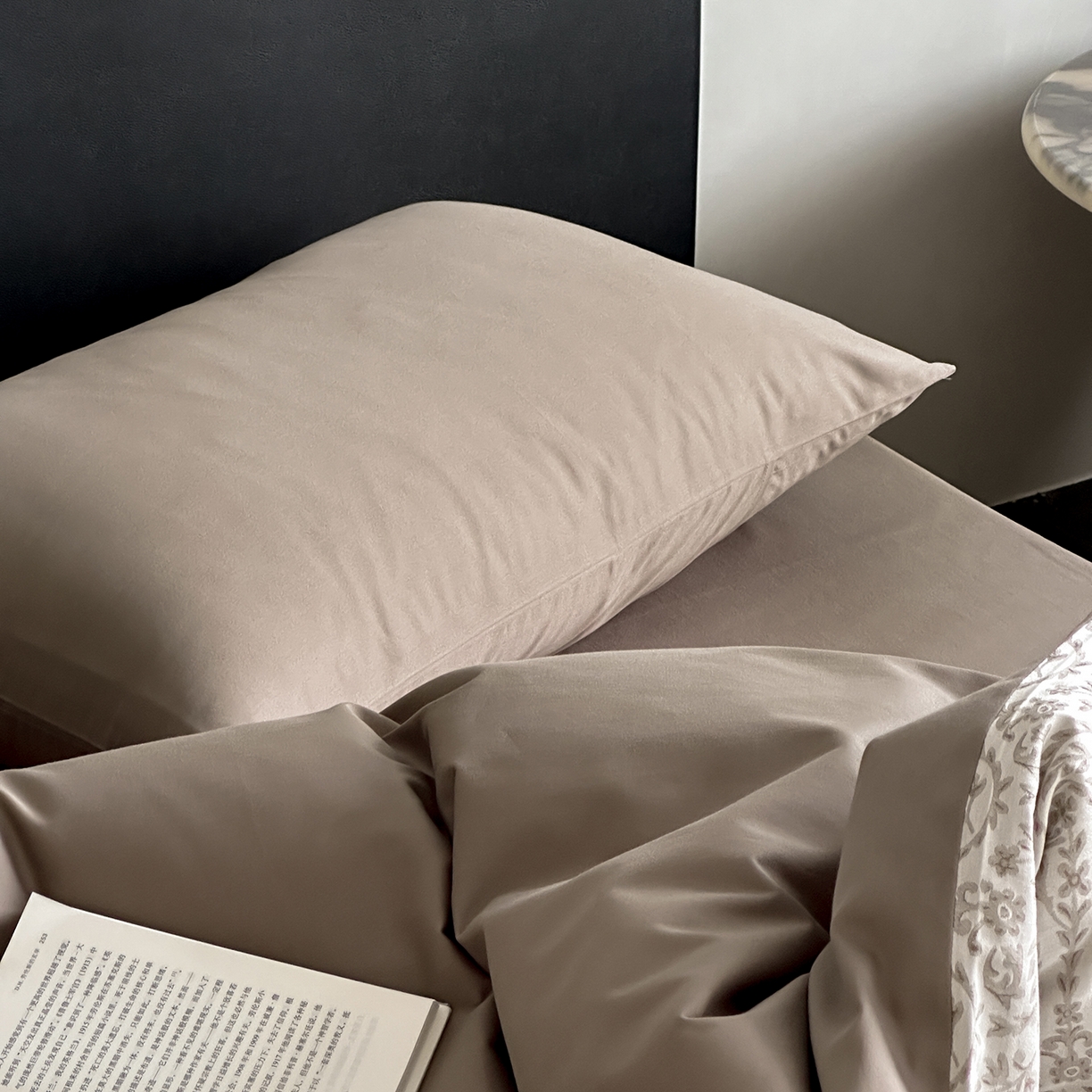 91家纺网 家纺一手货源 找家纺 赫帛 2025新款60支全棉色织提花磨毛四件套-腰果花 腰果花-奶咖色