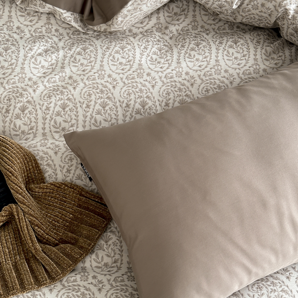 91家纺网 家纺一手货源 找家纺 赫帛 2025新款60支全棉色织提花磨毛四件套-腰果花 腰果花-奶咖色