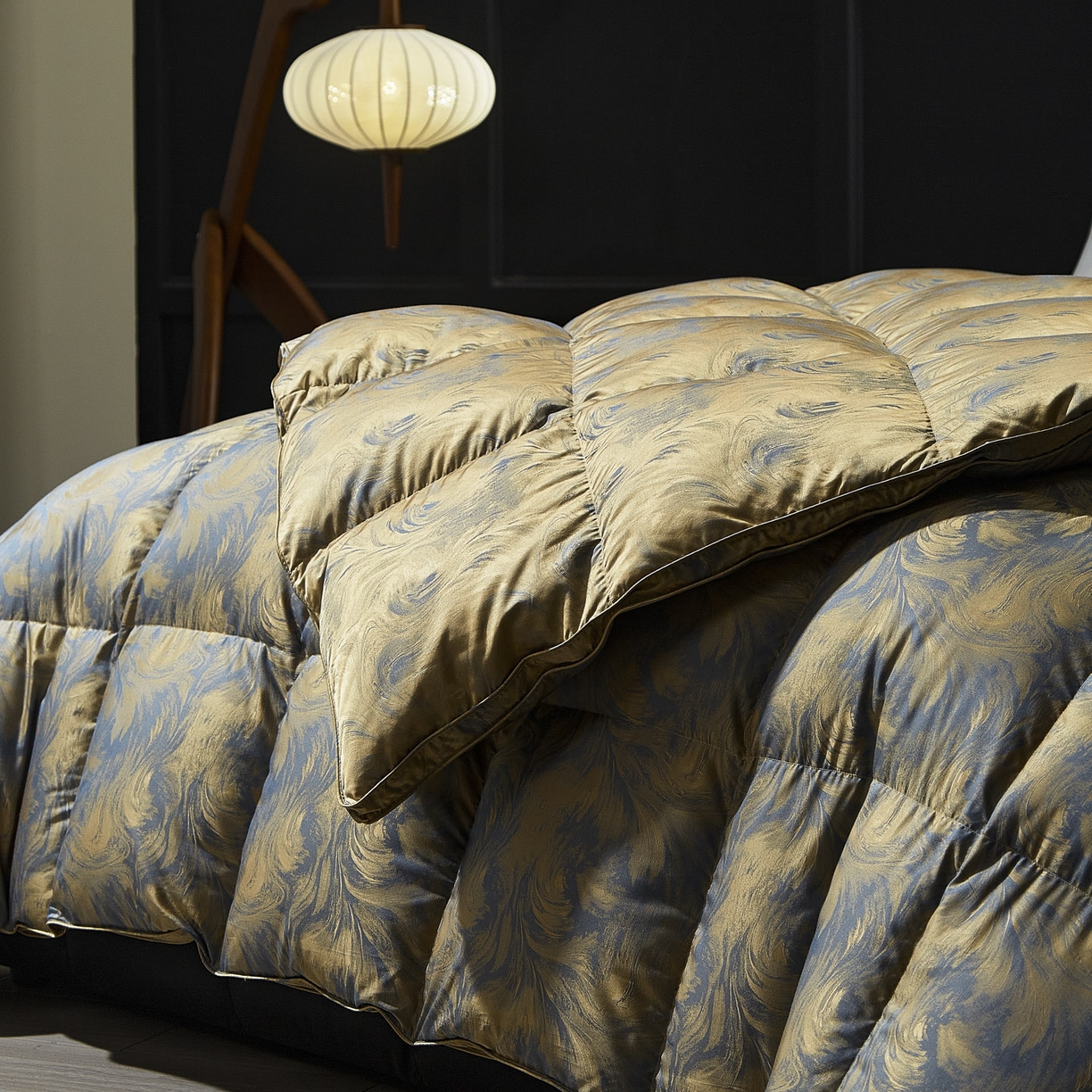 91家纺网 家纺一手货源 找家纺 暖羽屋羽绒馆 2025新款莫代尔95白鹅绒羽绒被芯   绒子含量95  冬被双人被子加厚 清羽 B面效果