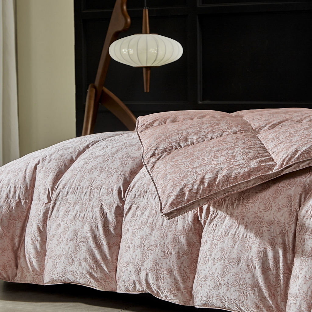 91家纺网 家纺一手货源 找家纺 暖羽屋羽绒馆 2025新款莫代尔95白鹅绒羽绒被芯   绒子含量95  冬被双人被子加厚 伊莲娜 B面效果