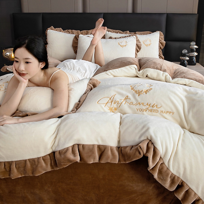 91家纺网 家纺一手货源 找家纺 找底底家纺 2025新款牛奶绒纯色刺绣四件套八斤重日销50单客户优惠10元 奶昔白