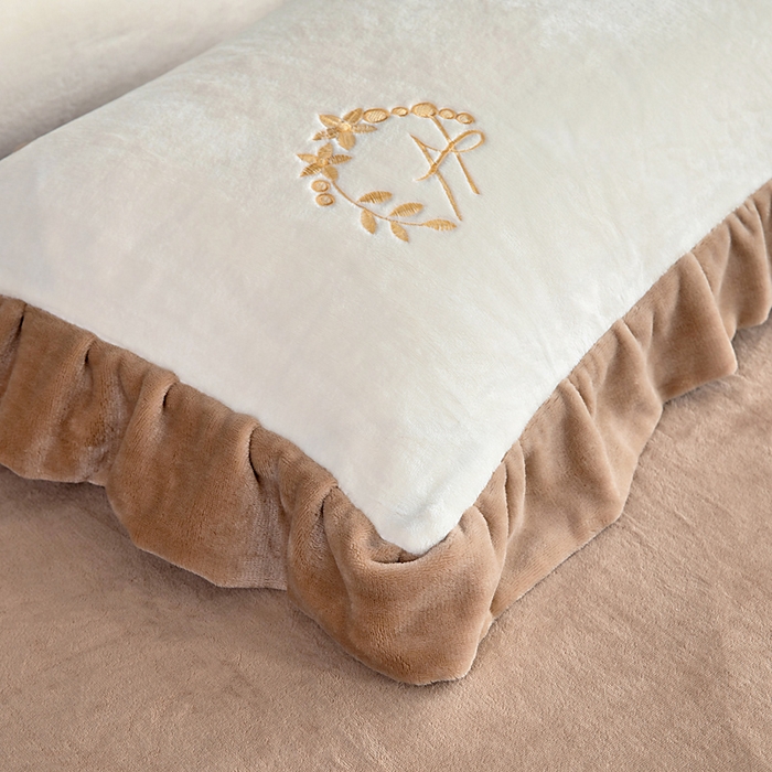 91家纺网 家纺一手货源 找家纺 找底底家纺 2025新款牛奶绒纯色刺绣四件套八斤重日销50单客户优惠10元 奶昔白