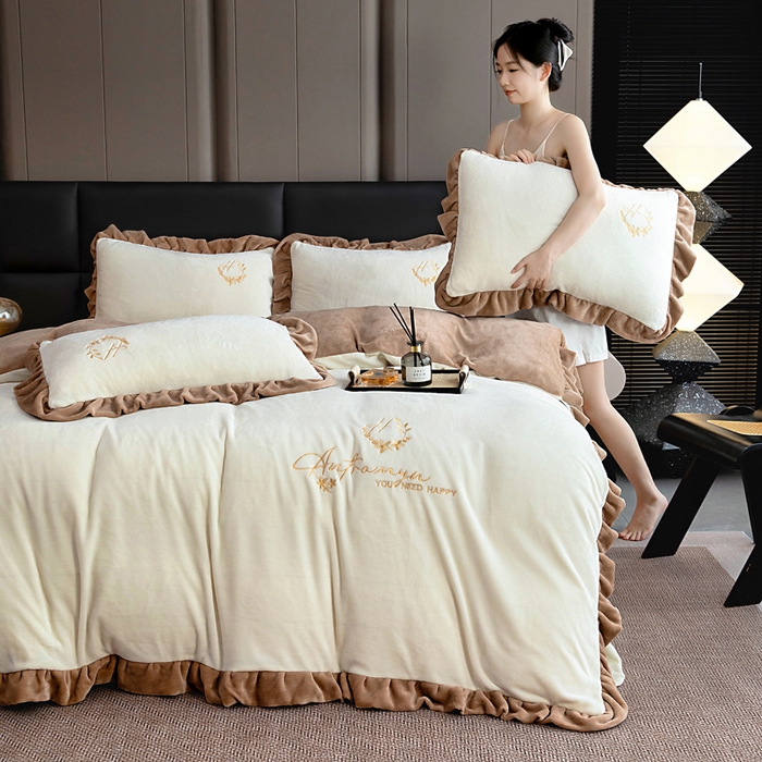 91家纺网 家纺一手货源 找家纺 找底底家纺 2025新款牛奶绒纯色刺绣四件套八斤重日销50单客户优惠10元 奶昔白