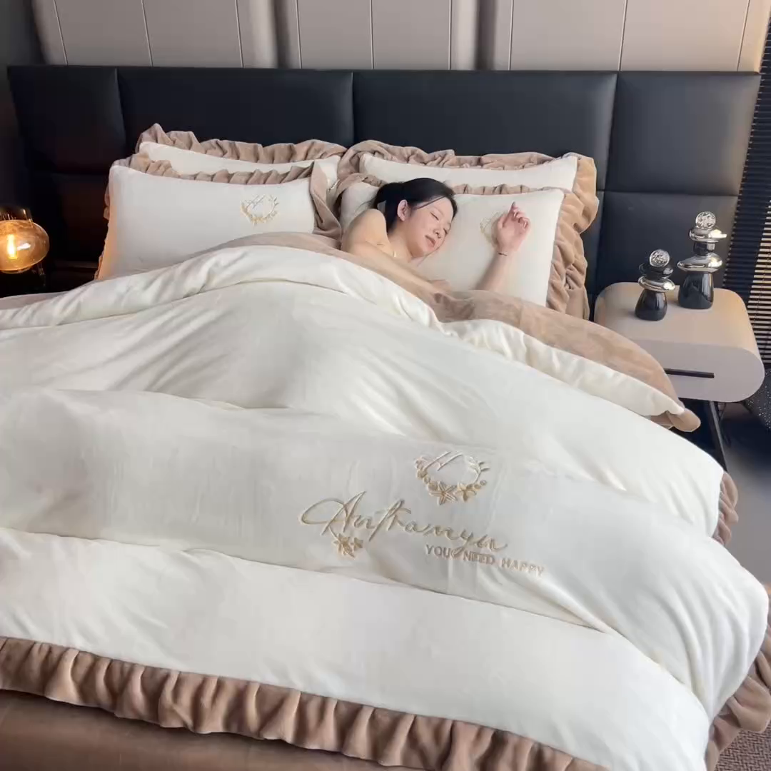 91家纺网 家纺一手货源 找家纺 找底底家纺 2025新款牛奶绒纯色刺绣四件套八斤重日销50单客户优惠10元 奶昔白