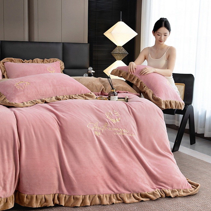 91家纺网 家纺一手货源 找家纺 找底底家纺 2025新款牛奶绒纯色刺绣四件套八斤重日销50单客户优惠10元 豆沙粉